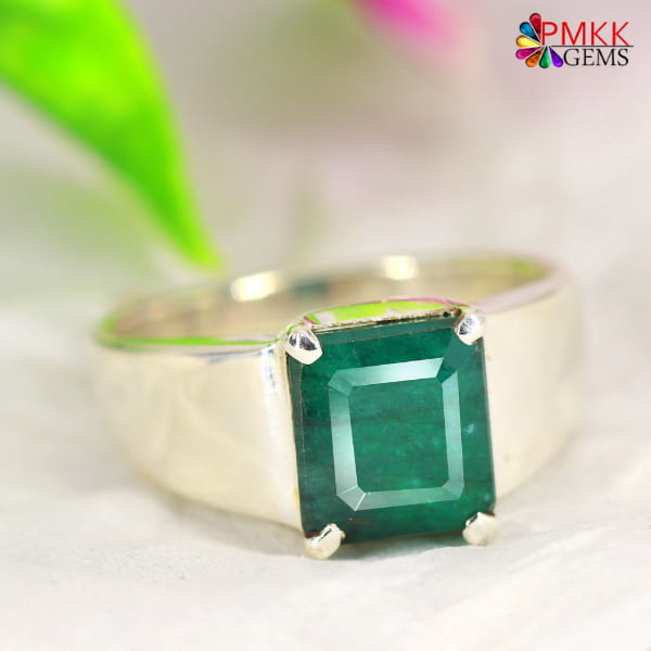 emerald stone ring made with silver metal